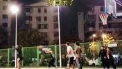 野球场24号大叔无解超高中投！又把年轻人打自闭了
